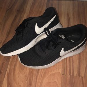 N I K E Black Sneakers!